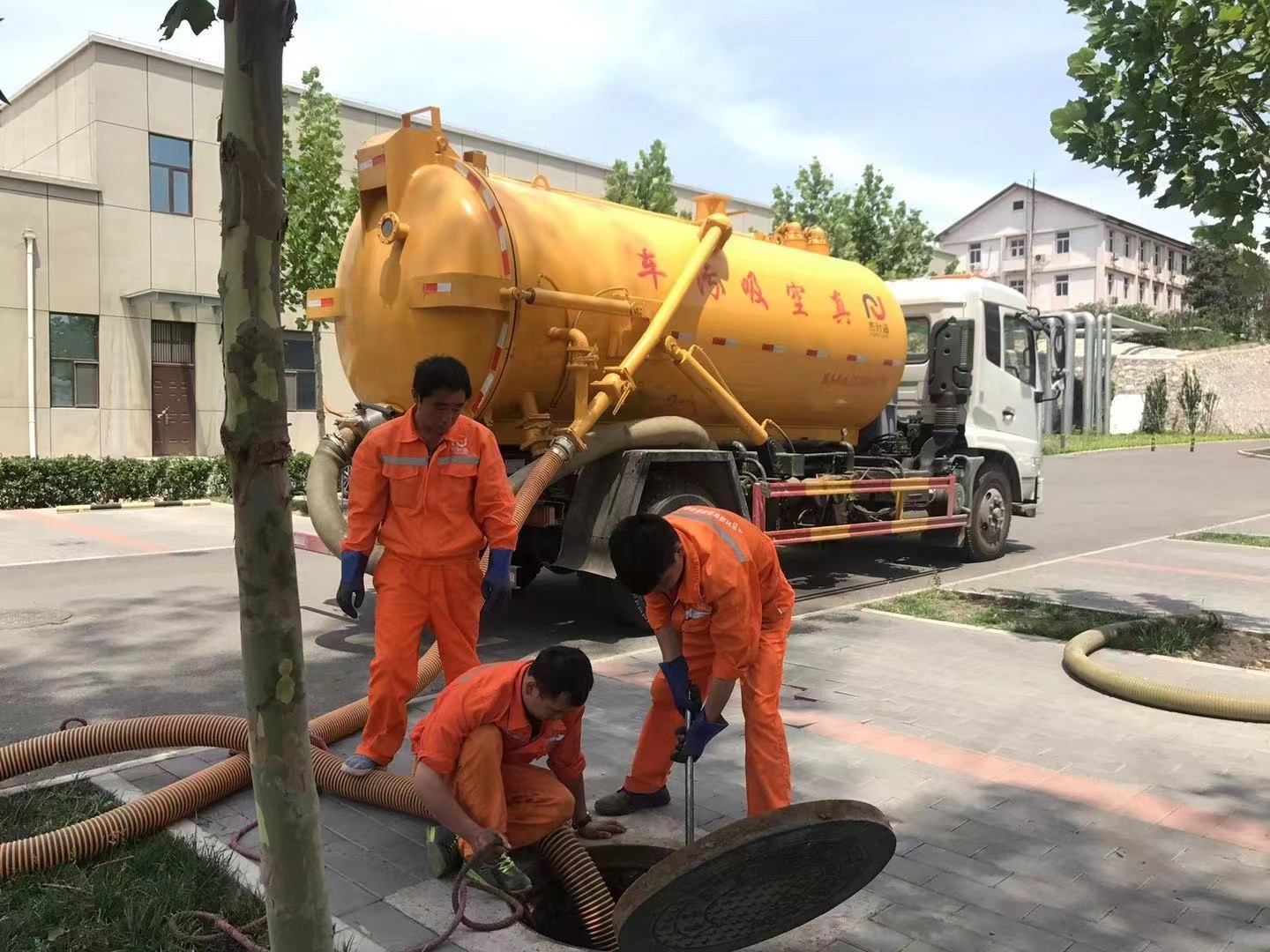 涞源管道疏通车停在窨井附近