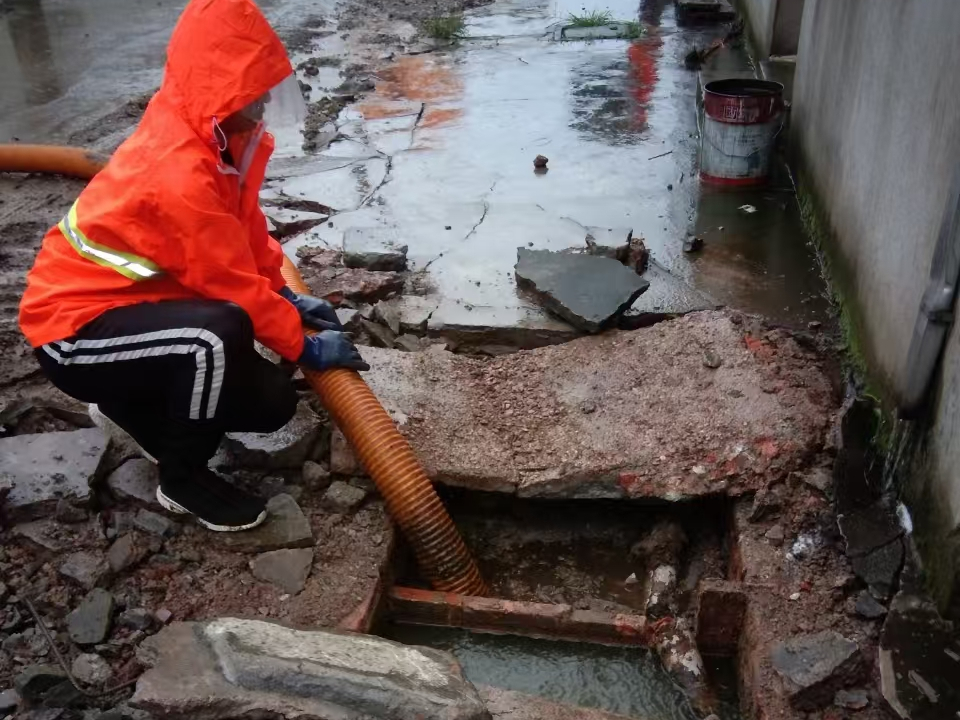 涞源专业清理污水池 炜誉市政以规范流程守护城市 “肠道”